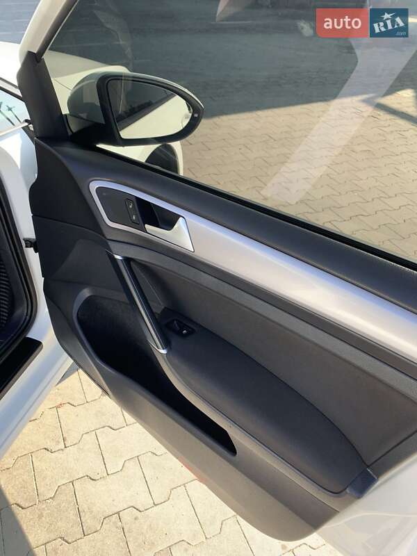 Хетчбек Volkswagen e-Golf 2016 в Умані