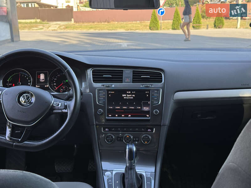 Хэтчбек Volkswagen e-Golf 2015 в Каменец-Подольском