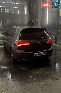 Хэтчбек Volkswagen e-Golf 2019 в 