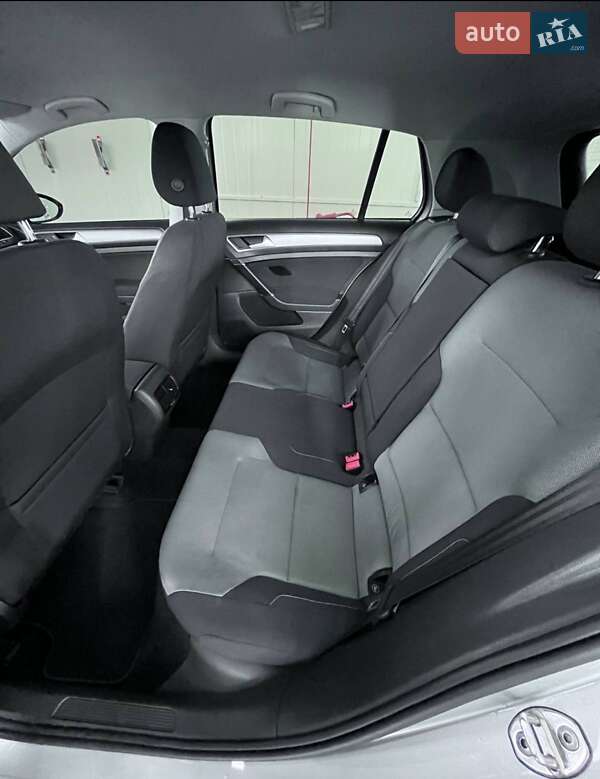 Хэтчбек Volkswagen e-Golf 2015 в Рогатине