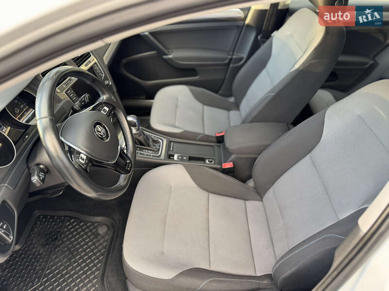 Хэтчбек Volkswagen e-Golf 2015 в Ровно