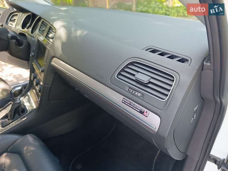 Хэтчбек Volkswagen e-Golf 2016 в Светловодске