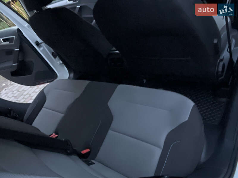 Хетчбек Volkswagen e-Golf 2015 в Львові фото 43 Хетчбек Volkswagen e-Golf 2015 в Львові