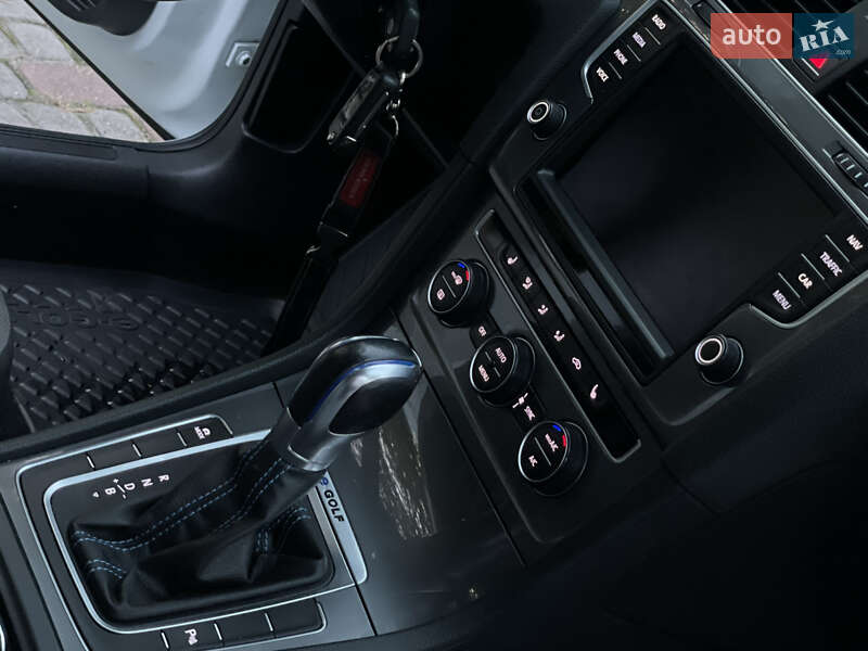 Хетчбек Volkswagen e-Golf 2015 в Львові фото 50 Хетчбек Volkswagen e-Golf 2015 в Львові