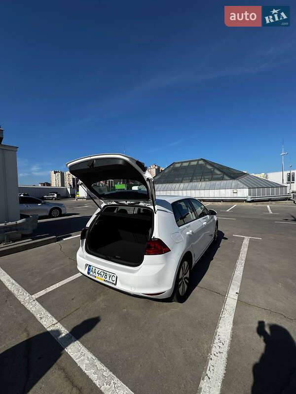Хэтчбек Volkswagen e-Golf 2016 в Киеве