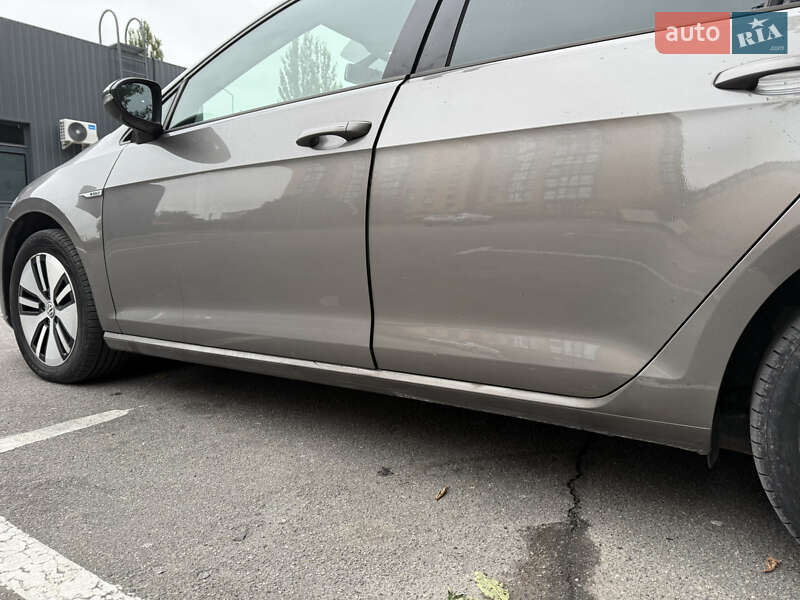 Хэтчбек Volkswagen e-Golf 2015 в Каменец-Подольском