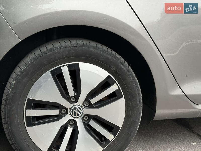 Хэтчбек Volkswagen e-Golf 2015 в Каменец-Подольском