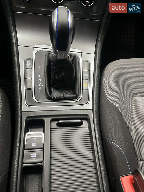Хэтчбек Volkswagen e-Golf 2014 в Киеве фото 14 Хэтчбек Volkswagen e-Golf 2014 в Киеве