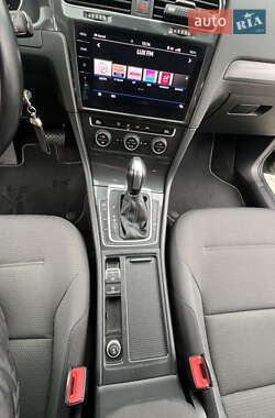 Хетчбек Volkswagen e-Golf 2020 в  фото 38 Хетчбек Volkswagen e-Golf 2020 в