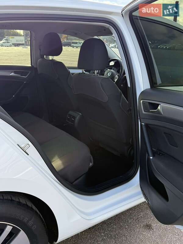 Хетчбек Volkswagen e-Golf 2016 в Житомирі