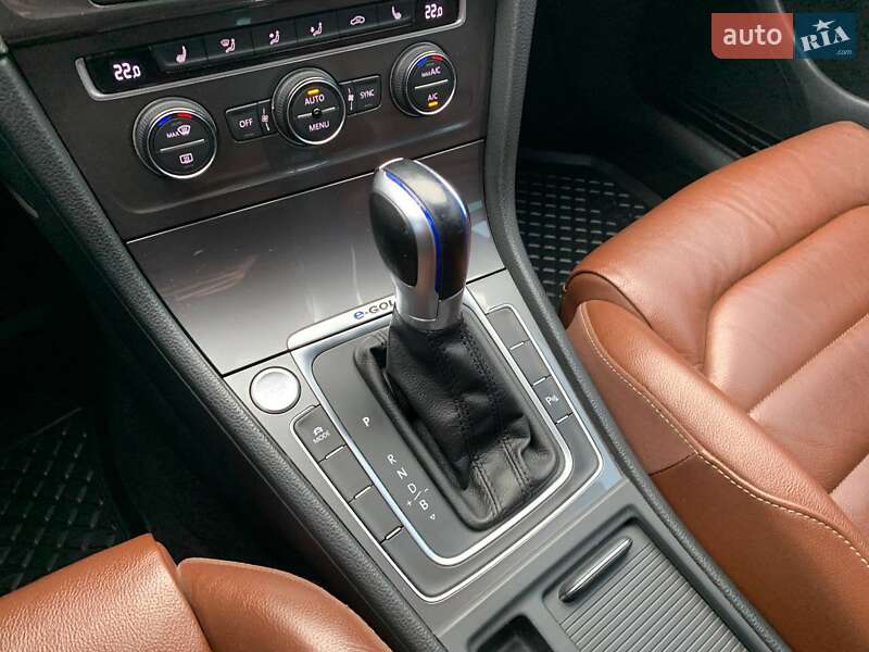 Хэтчбек Volkswagen e-Golf 2016 в Киеве