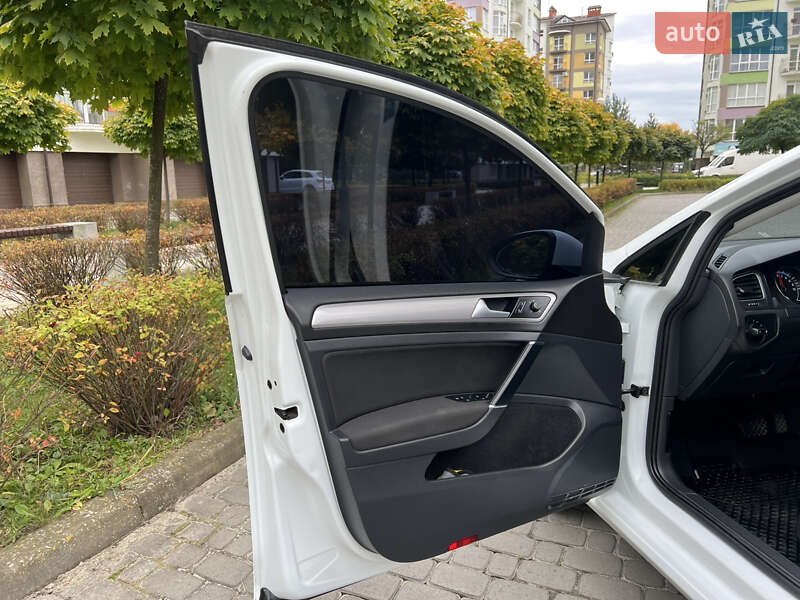 Хетчбек Volkswagen e-Golf 2015 в Івано-Франківську