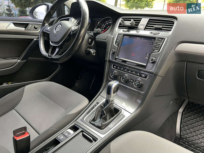 Хетчбек Volkswagen e-Golf 2015 в Івано-Франківську