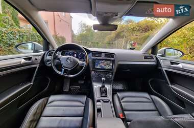 Хэтчбек Volkswagen e-Golf 2017 в 