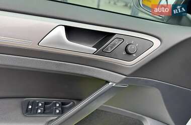 Хэтчбек Volkswagen e-Golf 2017 в 