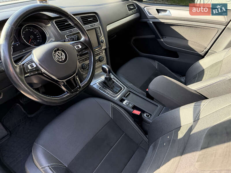 Хетчбек Volkswagen e-Golf 2017 в Дніпрі