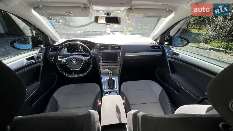 Хэтчбек Volkswagen e-Golf 2015 в Львове