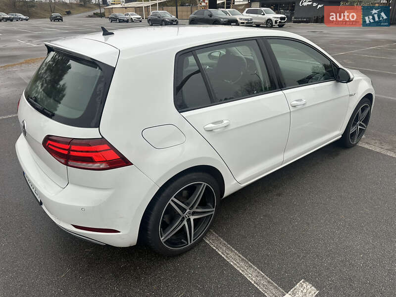 Хэтчбек Volkswagen e-Golf 2018 в Киеве