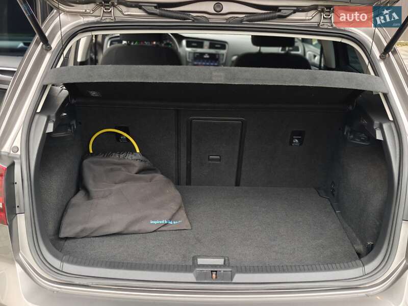 Хэтчбек Volkswagen e-Golf 2015 в Ивано-Франковске