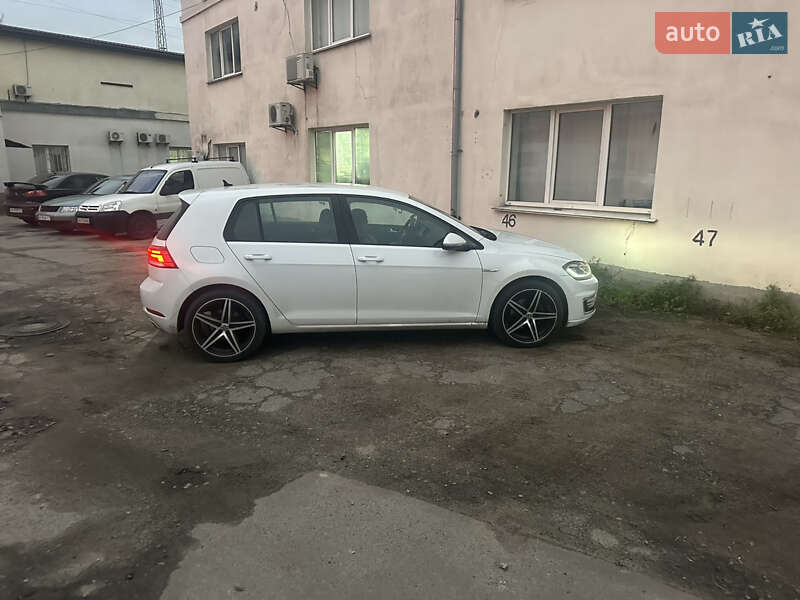 Хэтчбек Volkswagen e-Golf 2018 в Киеве