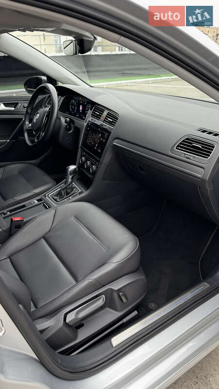 Хэтчбек Volkswagen e-Golf 2019 в Киеве