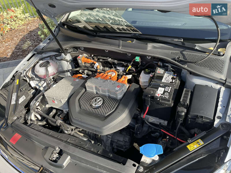 Хэтчбек Volkswagen e-Golf 2017 в Кропивницком