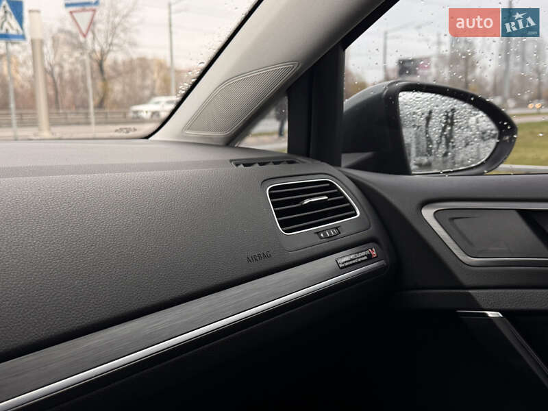 Хэтчбек Volkswagen e-Golf 2017 в Киеве