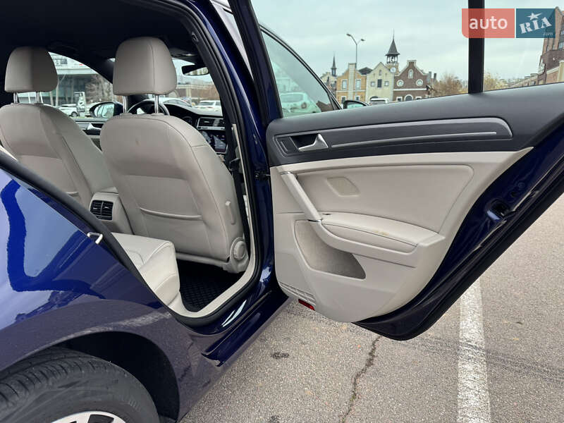 Хэтчбек Volkswagen e-Golf 2020 в Киеве