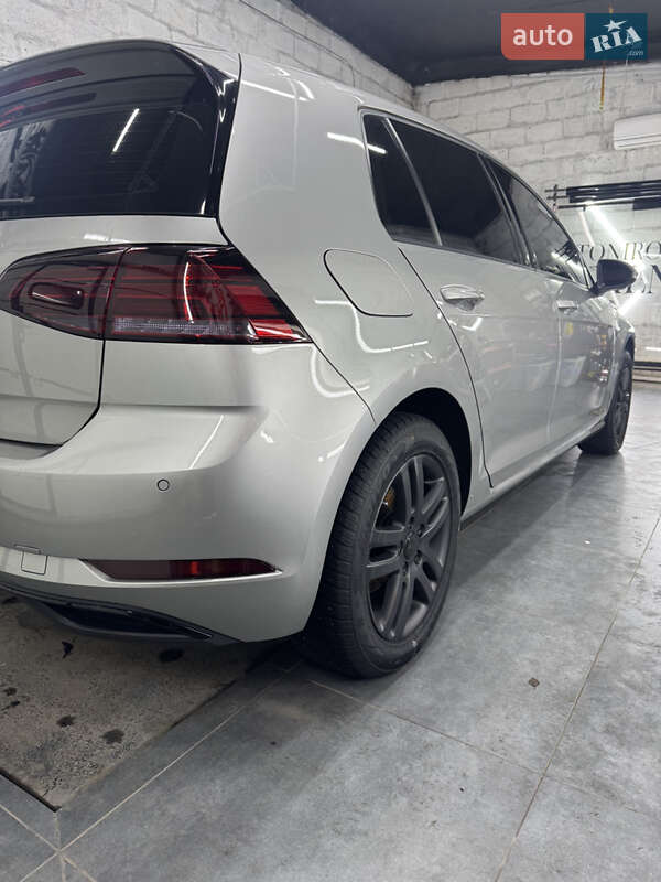 Хэтчбек Volkswagen e-Golf 2019 в Тальном фото 8 Хэтчбек Volkswagen e-Golf 2019 в Тальном