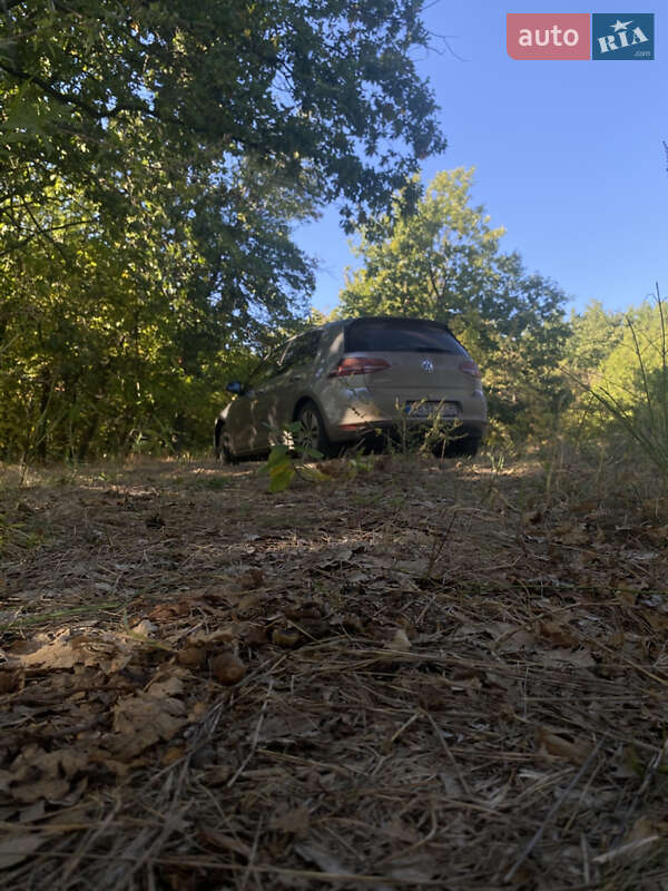 Хетчбек Volkswagen e-Golf 2015 в Дніпрі