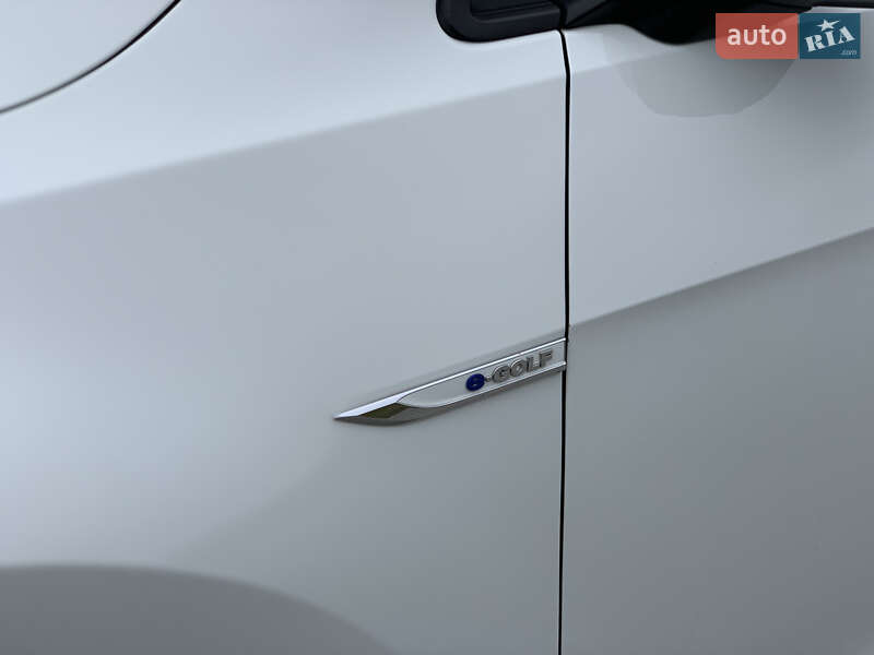 Хэтчбек Volkswagen e-Golf 2015 в Ивано-Франковске