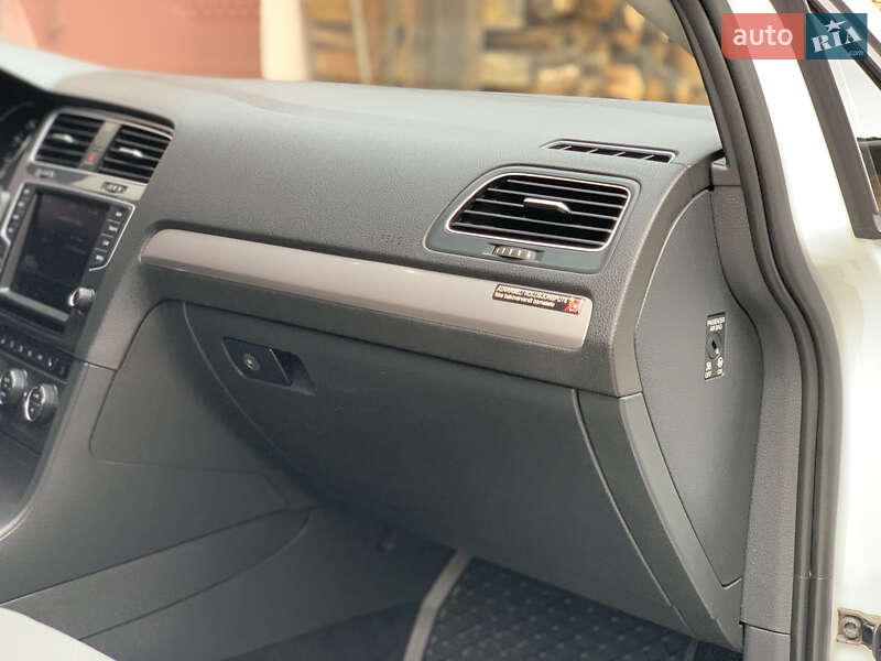 Хэтчбек Volkswagen e-Golf 2015 в Ивано-Франковске