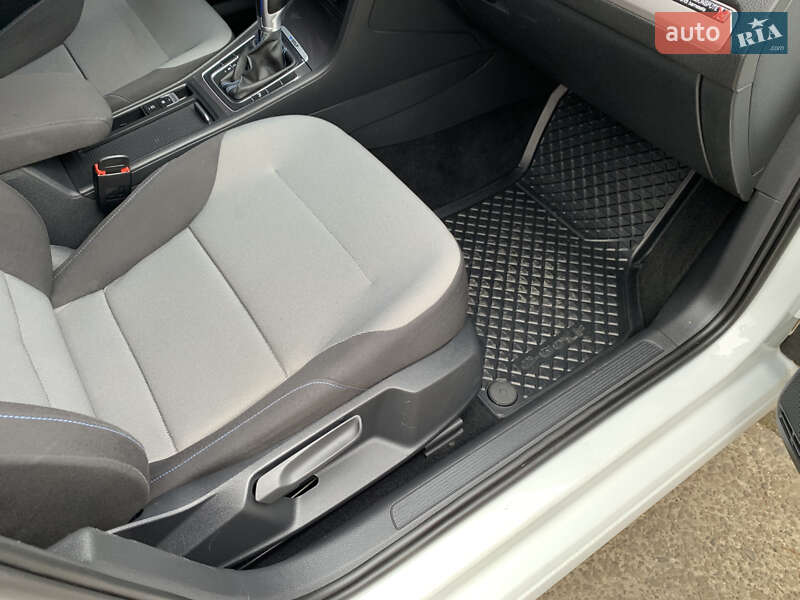 Хэтчбек Volkswagen e-Golf 2015 в Ивано-Франковске