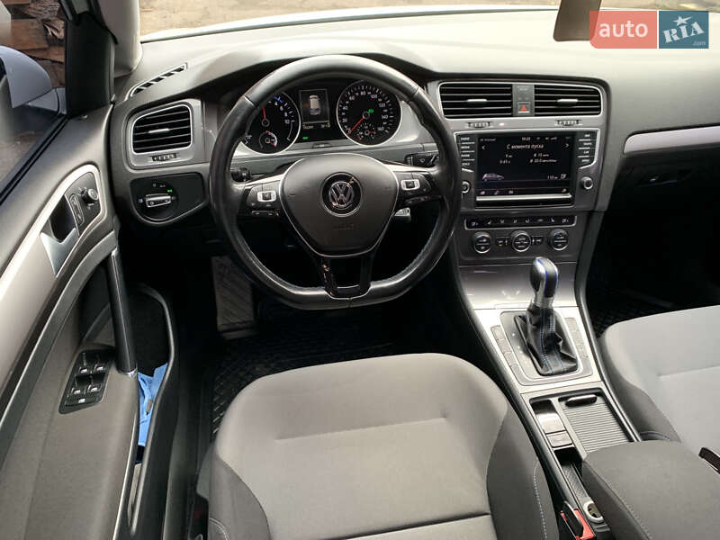 Хэтчбек Volkswagen e-Golf 2015 в Ивано-Франковске