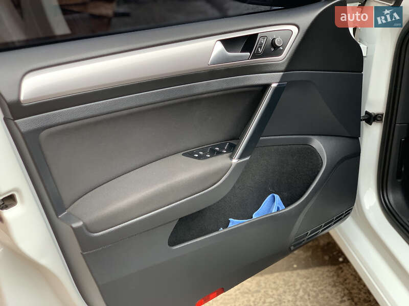 Хэтчбек Volkswagen e-Golf 2015 в Ивано-Франковске