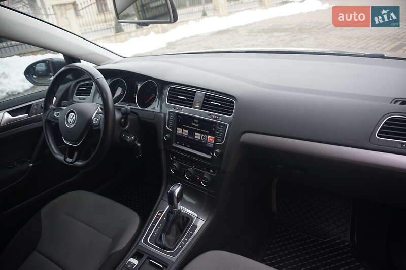 Хэтчбек Volkswagen e-Golf 2015 в Самборе