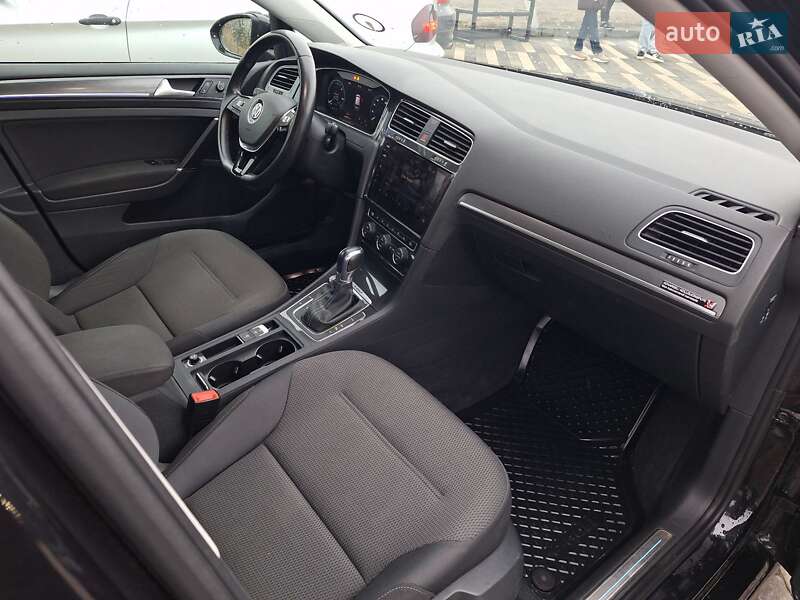 Хетчбек Volkswagen e-Golf 2017 в Городку