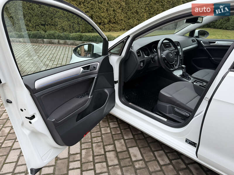 Хетчбек Volkswagen e-Golf 2015 в Рівному