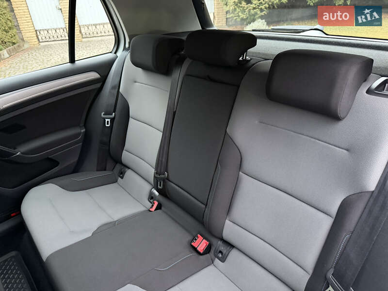 Хетчбек Volkswagen e-Golf 2015 в Рівному