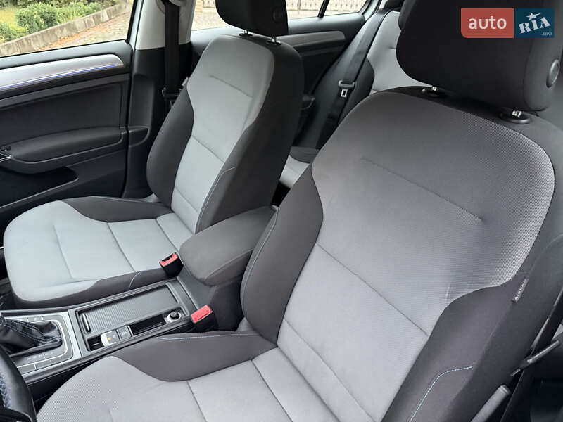 Хетчбек Volkswagen e-Golf 2015 в Рівному