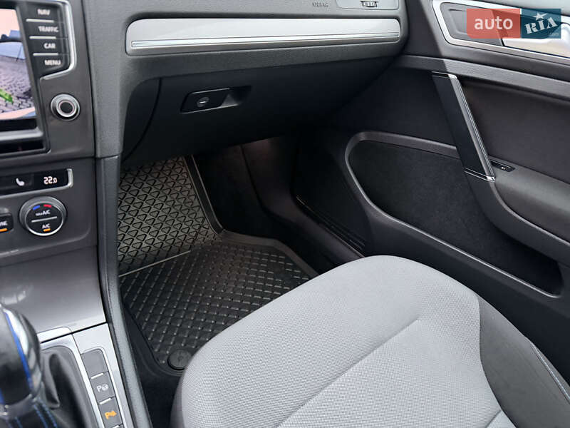 Хетчбек Volkswagen e-Golf 2015 в Рівному