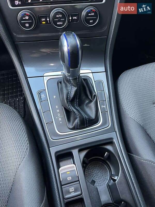 Хэтчбек Volkswagen e-Golf 2017 в Ужгороде