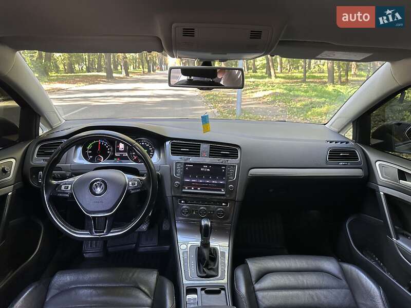 Хетчбек Volkswagen e-Golf 2015 в Чернівцях