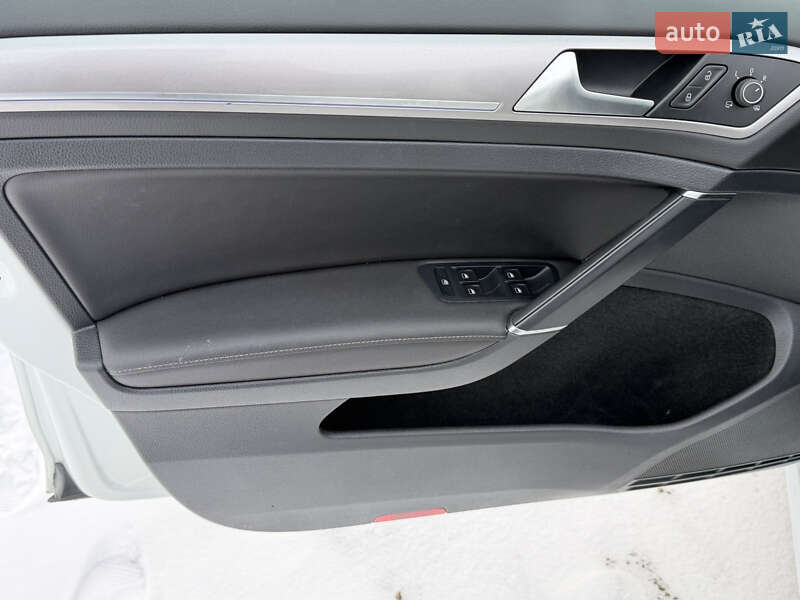 Хетчбек Volkswagen e-Golf 2015 в Рівному