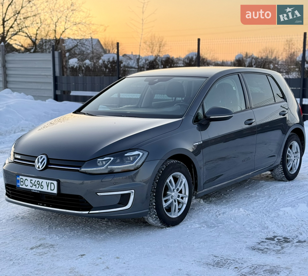 Продається Volkswagen e-Golf 2018 року у відмінному стані, як новий автомобіль. Машина в максимальній комплектації, доглянута та повністю готова до експлуатації без жодних вкладень.

Батарея 36 kWh забезпечує реальний запас ходу в 250км. Встановлений тепловий насос, який дозволяє суттєво економити електроенергію взимку та збільшує пробіг у холодну пору року.

Автомобіль оснащений усіма асистентами водія, що забезпечують максимальний комфорт і безпеку під час руху. Встановлена топова мультимедійна система з підтримкою Apple CarPlay. 
Безключовий доступ.

Авто має повну сервісну історію та сервісну книгу. В наявності два оригінальні ключі.

Для збереження ідеального стану кузова наклеєні захисні плівки на порогах та на проємі багажника.

Кузов без пошкоджень і подряпин, салон у стані нового авто, без ДТП. Тихий, комфортний та економний електромобіль, ідеально підходить для міста та щоденного використання.

Автомобіль дійсно вартий уваги, деталі за телефоном.
