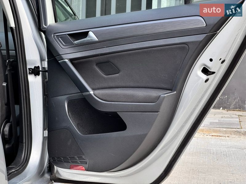 Хэтчбек Volkswagen e-Golf 2019 в Киеве