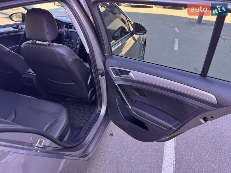 Хэтчбек Volkswagen e-Golf 2016 в Киеве