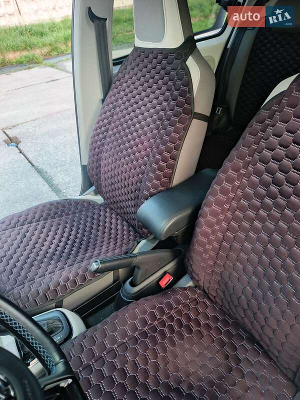 Хэтчбек Volkswagen e-Up 2015 в Дереваче