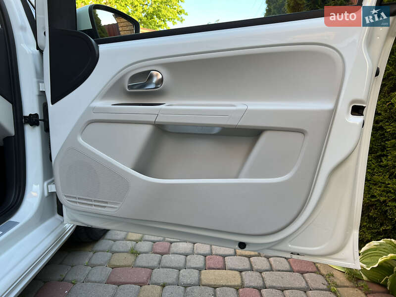 Хэтчбек Volkswagen e-Up 2014 в Львове