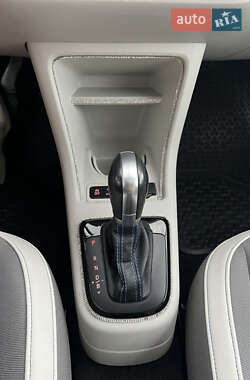 Хэтчбек Volkswagen e-Up 2015 в 